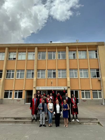Selçuk Üniversitesi Rus Dili ve Edebiyatı Bölümünde Mezuniyet Coşkusu